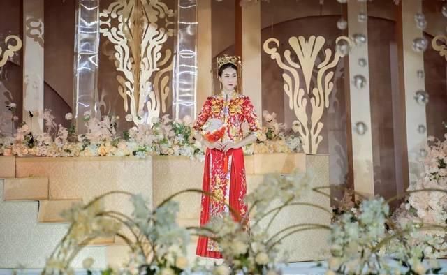  婚纱：婚礼当天婚纱礼服要选几套？答案在这儿！