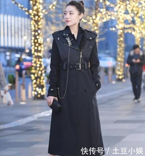  #争奇斗艳#街拍美图，清新脱俗的脚，高跟争奇斗艳谁更美？
