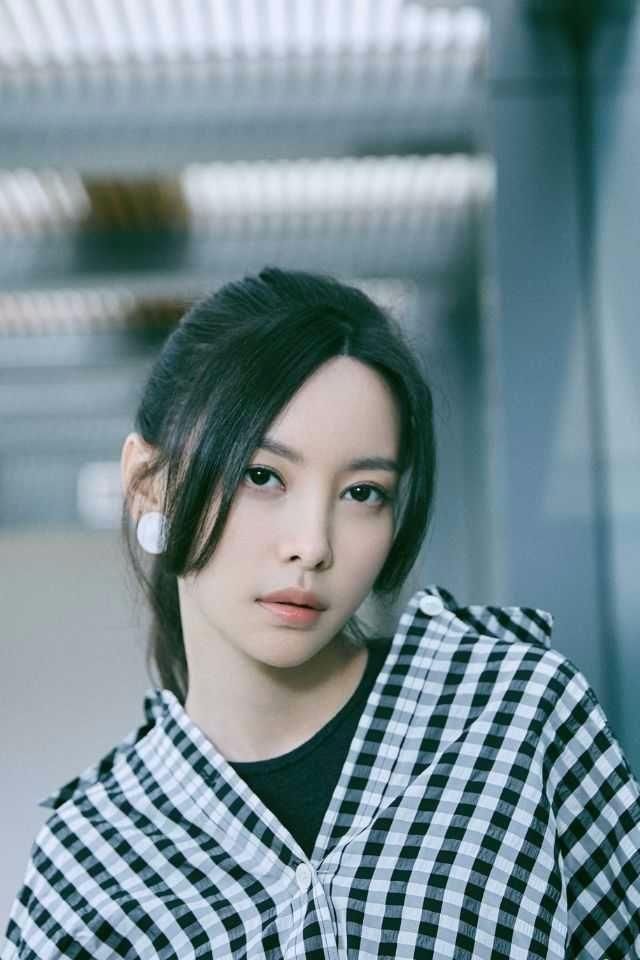 于文文的颜值太有“攻击性”了，无论穿裙装还是长裤都自带霸气！