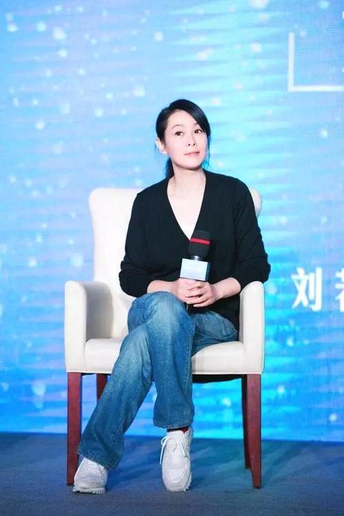 小个子刘若英48岁靠气质在冻龄,舒服的穿搭完全不输流量小花!