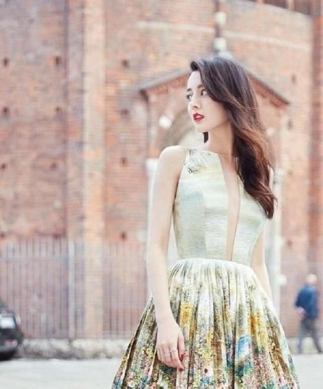 迪丽热巴穿吊带连衣裙，裙子开叉无边际，网友：谁都没你敢穿！