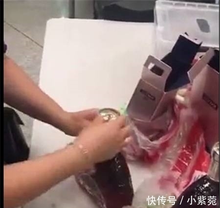 大妈带高档酒过不了，接下来却让安检员傻眼，网友：就得这么做