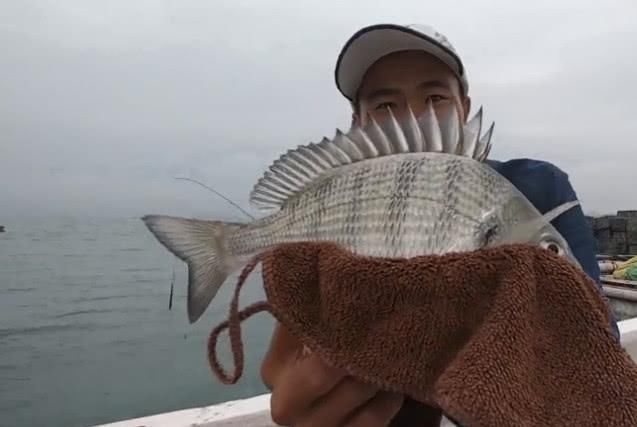  收获：小伙出海钓鱼虽然有一定风险，不过收获总让人满意，钓了一箱鱼！