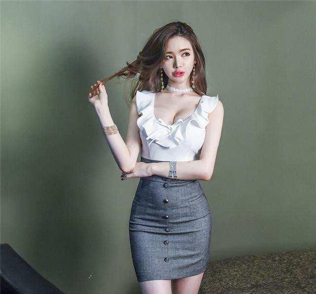 灰色的短裙搭配你美丽的身材，这个时候你就是可爱的公主