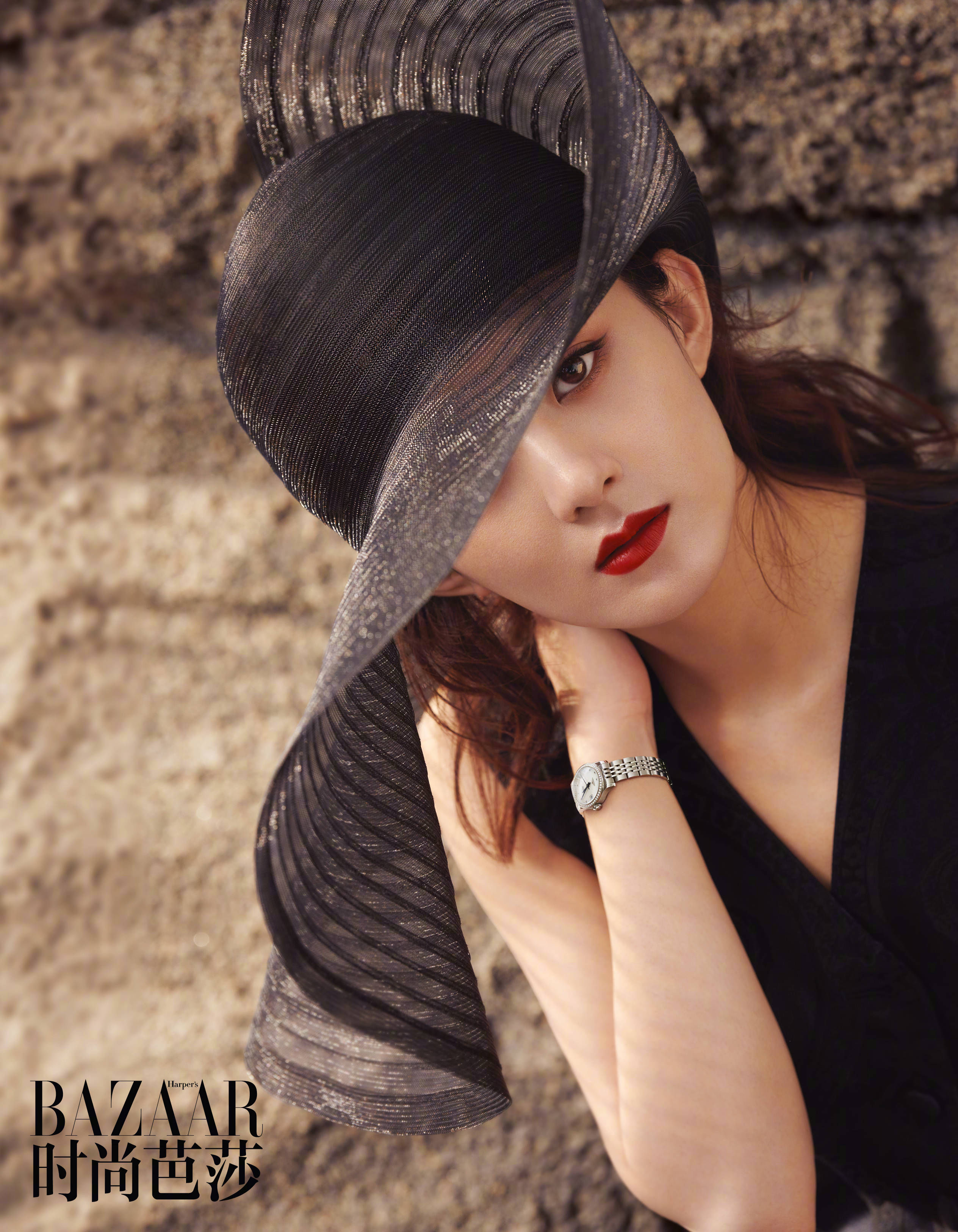 赵丽颖再登芭莎封面，完美驾驭各种潮流风格，这就是赵丽颖!