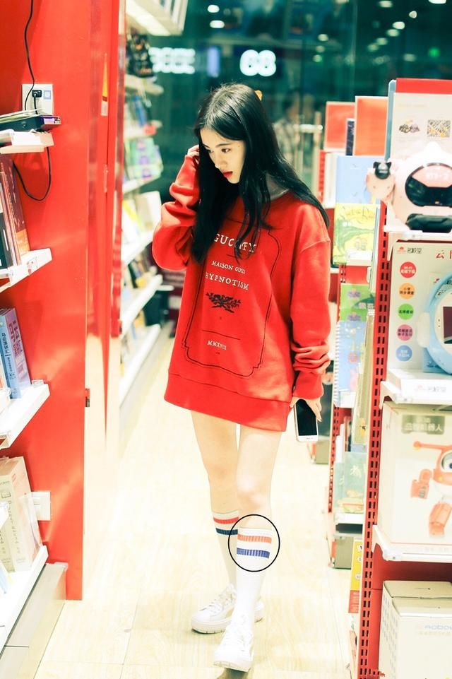鞠婧祎现身机场，红色卫衣成焦点，网友:和杨幂比起来腿太短了!