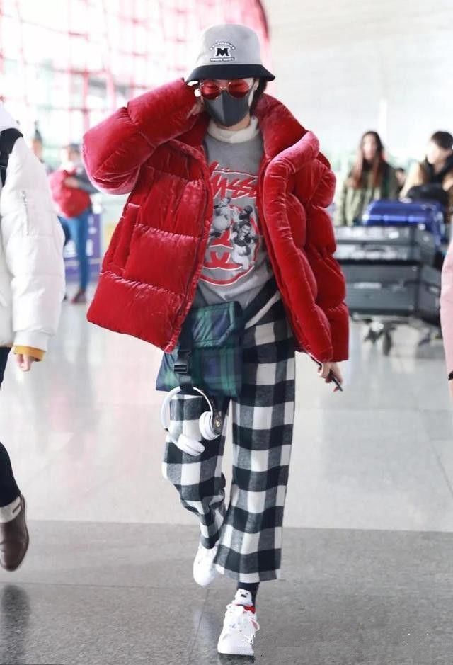 说马思纯是穿衣“反面教材”都不夸张，硬把格纹裤穿变味了！