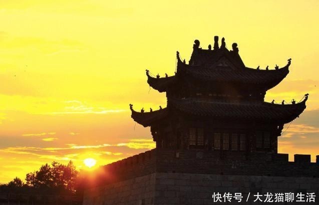 王维登上城楼写下一首诗,从开篇美到结尾,千年来广为传诵