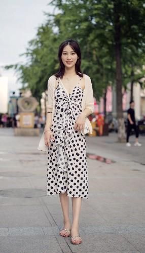 路人街拍，可爱小姐姐穿着俏皮又时尚，令人移不开眼!