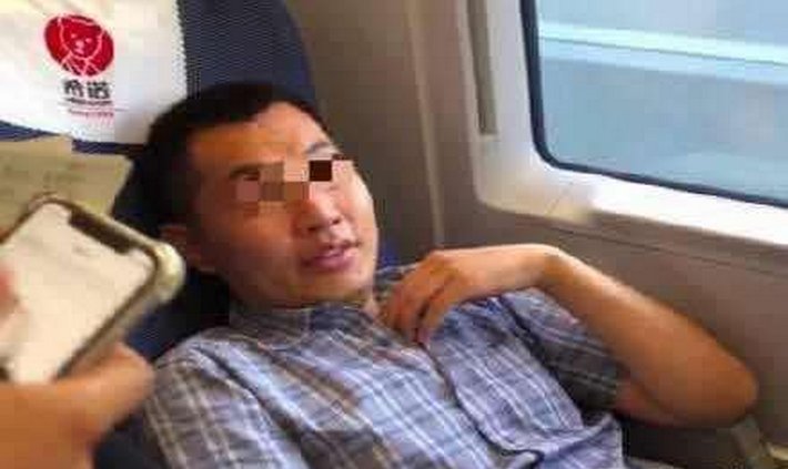时隔半月, 高铁霸座男被列入火车黑名单, 微博微头条加黄V蹭刘强