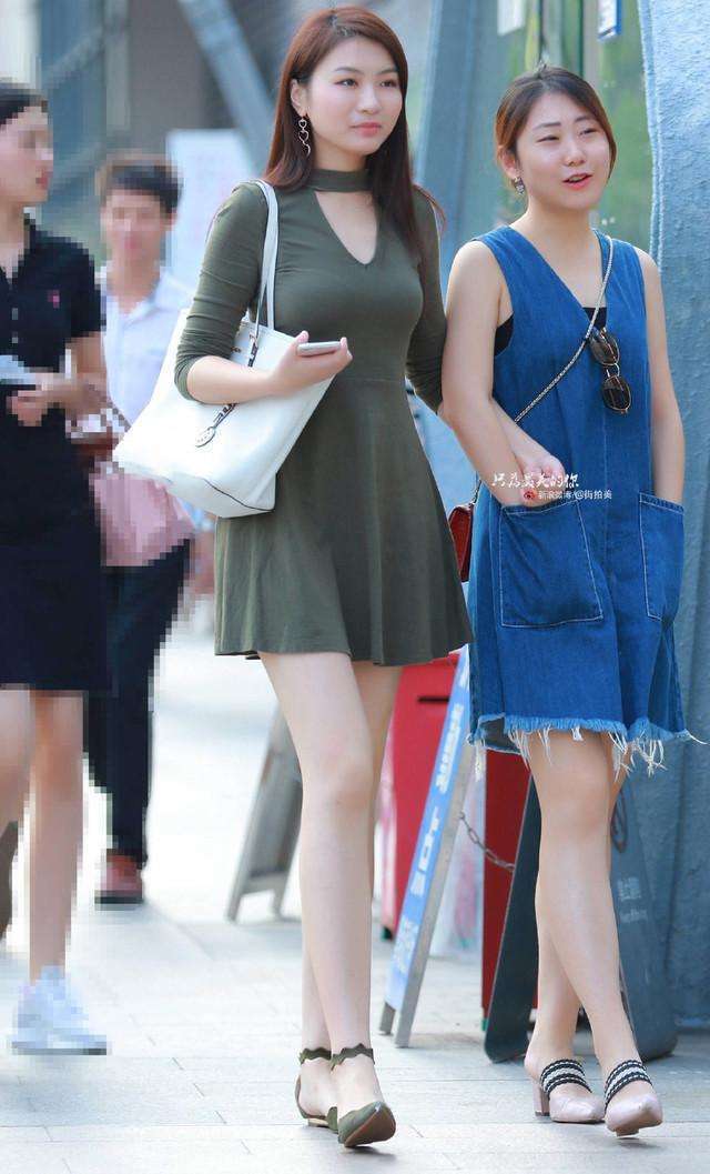 街拍：胖乎乎的白皙美女，一看就知道很有福气