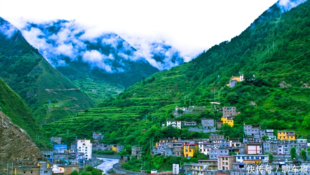 四川最险峻的县城，建在悬崖边上，被誉为“悬崖江城”！
