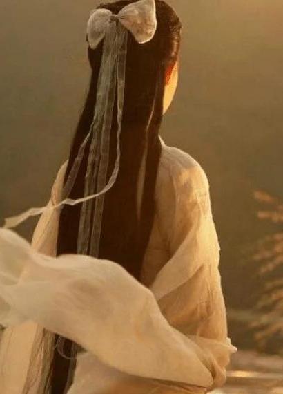 只看“背影”,你能找出热巴和赵丽颖吗?不是真爱粉真的很难找出