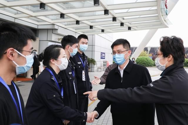  『希望大家』筑牢防线、守好国门，王为人赴浦东机场看望慰问区疫情防控机场工作组