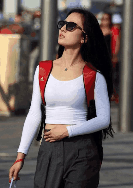 街拍美女：第二位的双肩包非常“精髓”，第三位的亮点让我看了十