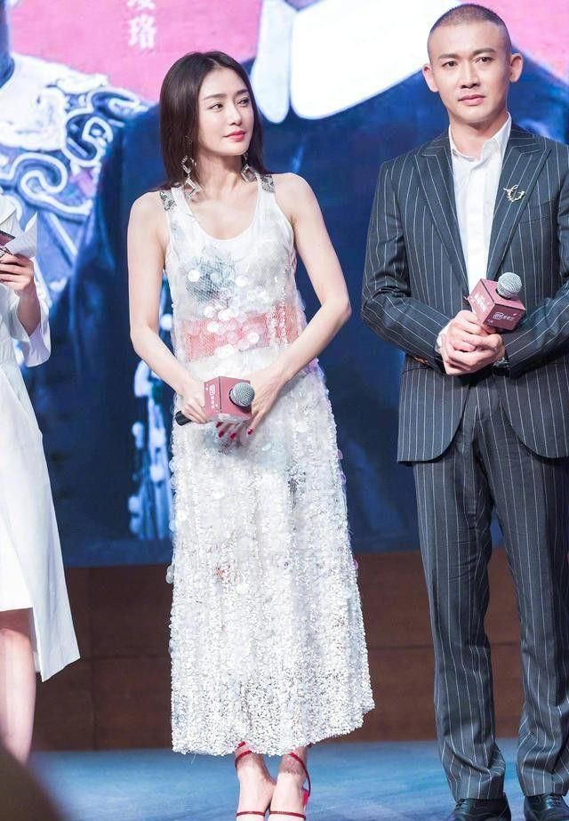 要不是靠着自己腿长的优势,秦岚穿这阔腿裤怕是要丑哭得节奏吧!