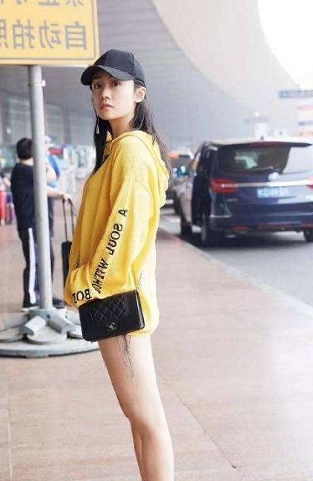 「个性」路人街拍:小姐姐最新时尚装扮,这个搭配有个性