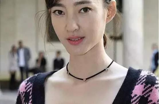 连体裤配渔网袜，网友：现在明星都这么胆大？