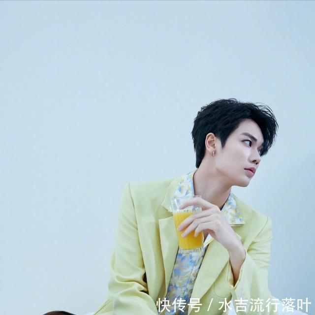 打造@林彦俊打造居家休闲装扮，温暖阳光，黄明昊穿牛仔单品帅气时尚