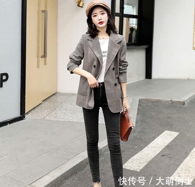 扣设计的西服■30岁以后的女人,春季应该怎么挑选西服,显得不仅干练又成熟