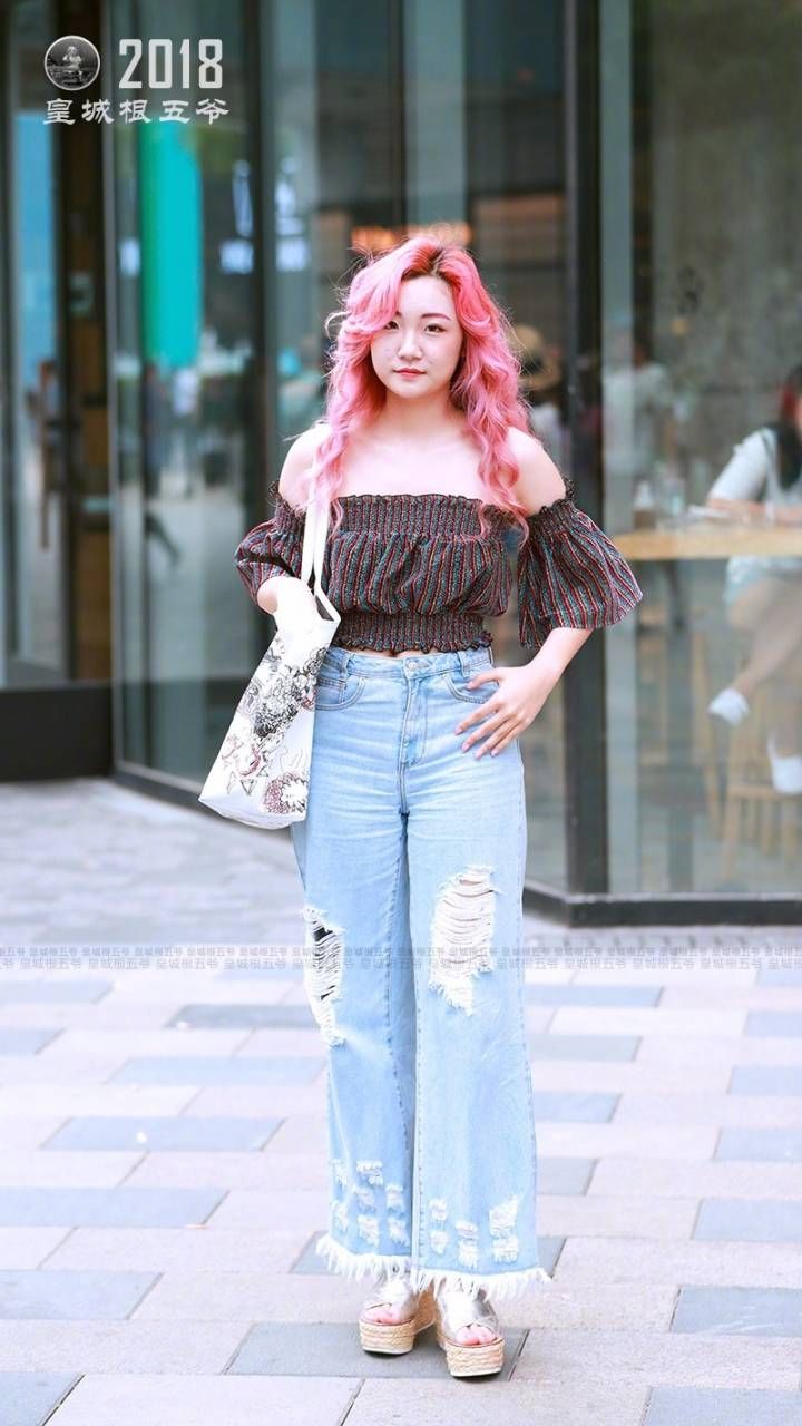 街拍:炎热的夏季里，爱美的姑娘可以选的衣服有很多