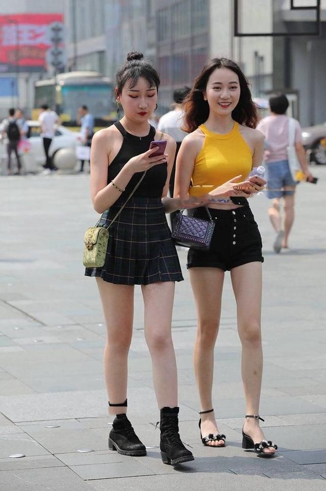 街拍:如此清爽有活力的闺蜜风，你们喜欢哪个