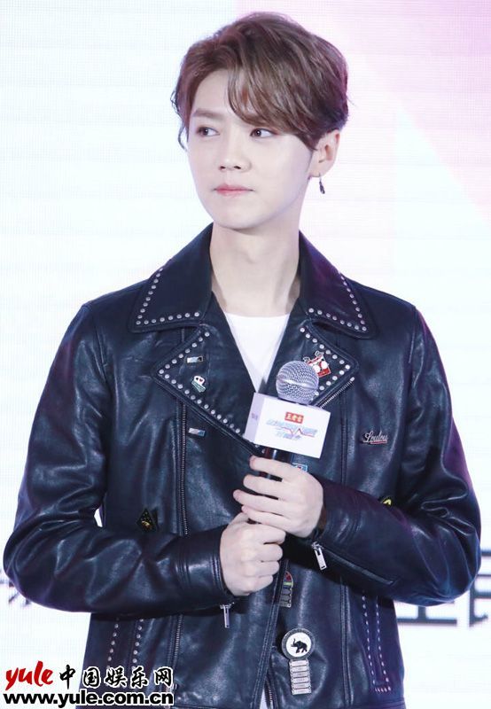 曹煜辰机场街拍质感高级 重新定义“文艺潮男”