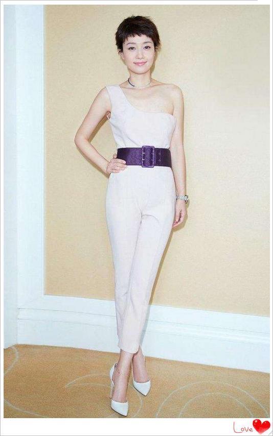 马伊琍够狠！短裤上提0.5cm就全露了，网友：要有这腿我天天这样