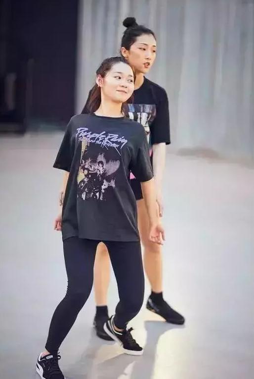 段奥娟真疯狂! 下体失踪只穿短袖? 网友: 16岁就这样穿真的好吗