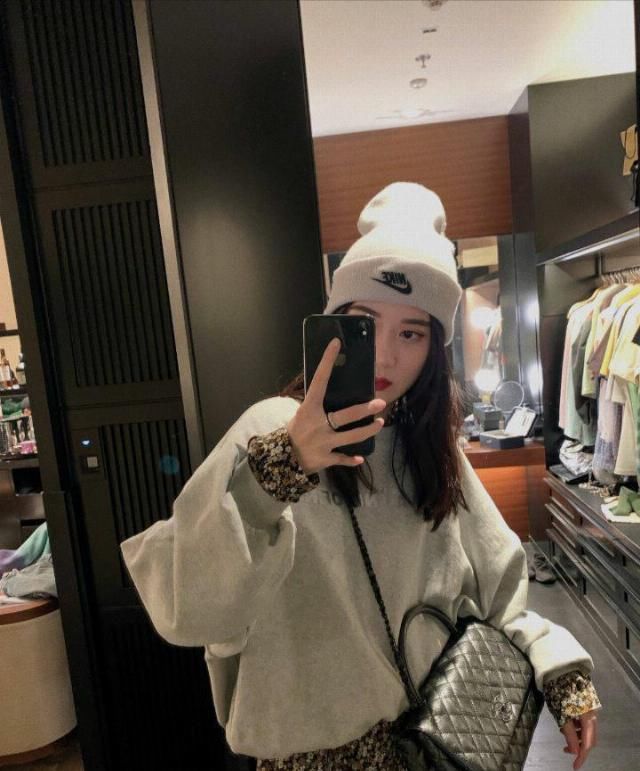 #丢掉#赶快丢掉厚运动外套吧!时尚达人强烈推荐十款显年轻高端大气穿搭,最少年青5岁