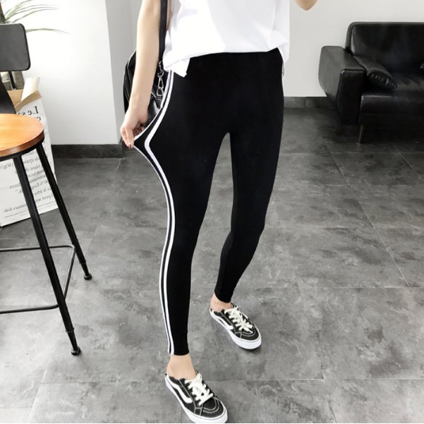 美女们入秋穿这女裤，百搭洋气又好看，“酷”到不行