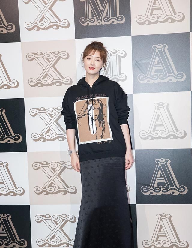 蒋欣四川出席活动，一身混搭现身，网友:怎么穿都好看