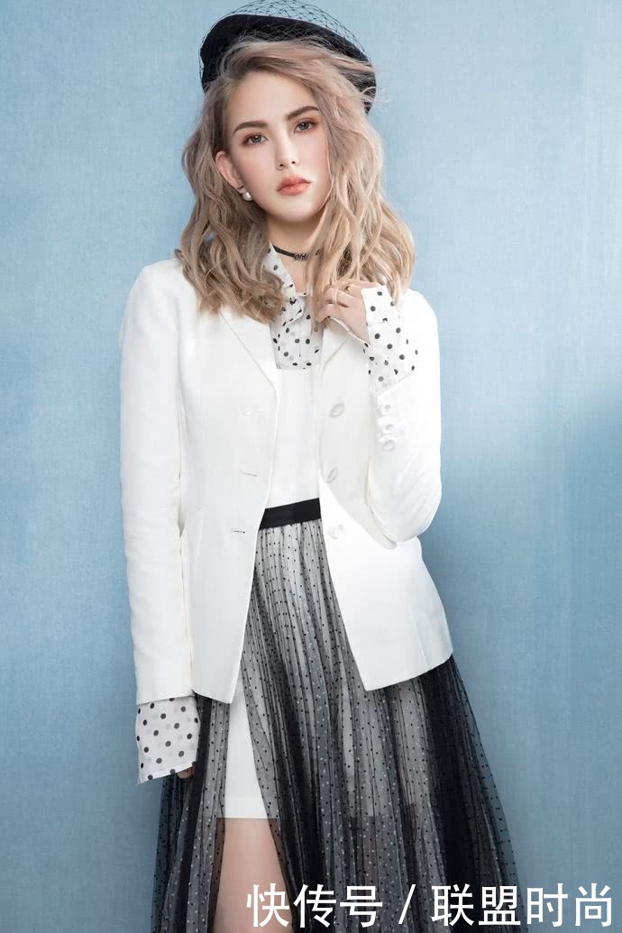 昆凌穿上紧身牛仔裤我呆了，腿缝宽到能放下一个拳头，网友：变了