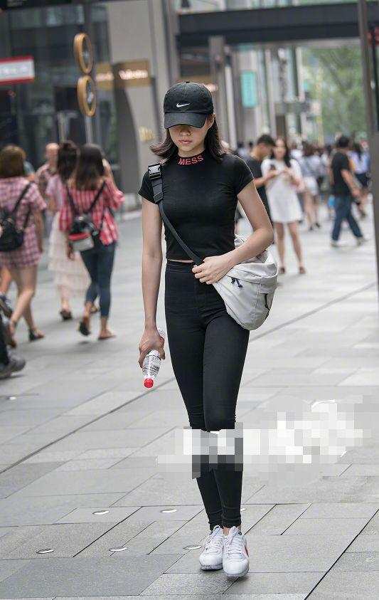 路人街拍，包臀的裙摆设计，突显出小姐姐性感的S形曲线