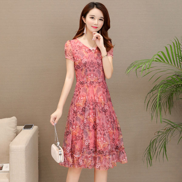 收腰连衣裙穿在身上，遮挡不完美身材，女人穿上特别的有自信