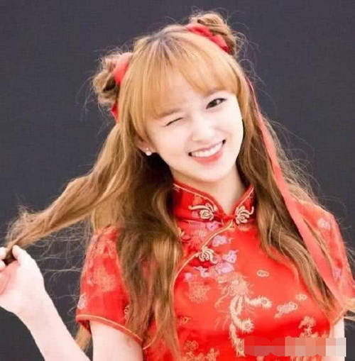 本以为鞠婧祎的旗袍照够显“身材”了,看见程潇的,我沉默了!