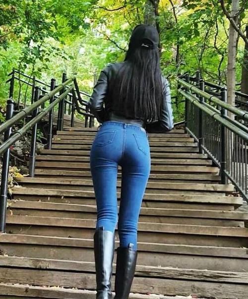 美女：经典修身牛仔裤气质美女，让你秒变大长腿，时髦不失亮点！