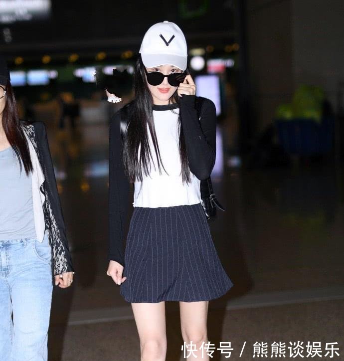 张馨予太猛了! 穿了条别人不敢穿的短裤出门, 网友: 这叫个性!