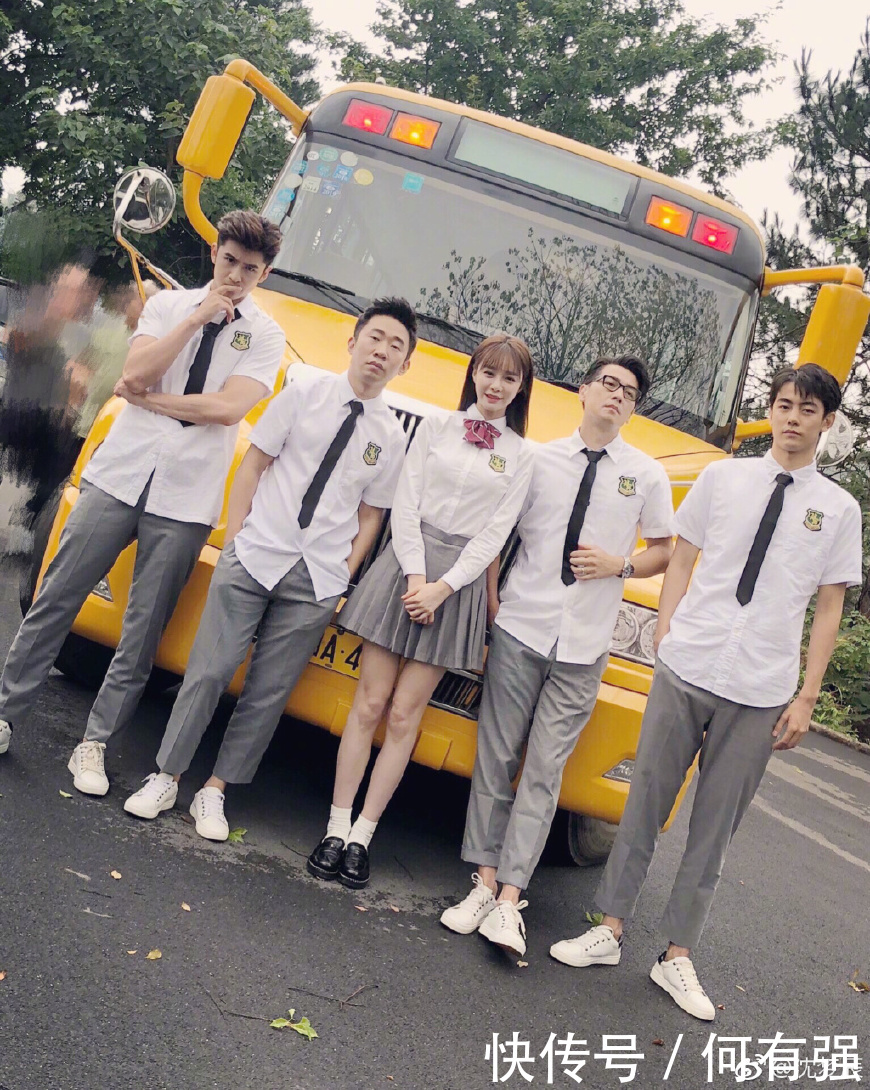 沈梦辰穿吊带连衣裙性感十足，就是露的太多，网友：杜海涛同意没