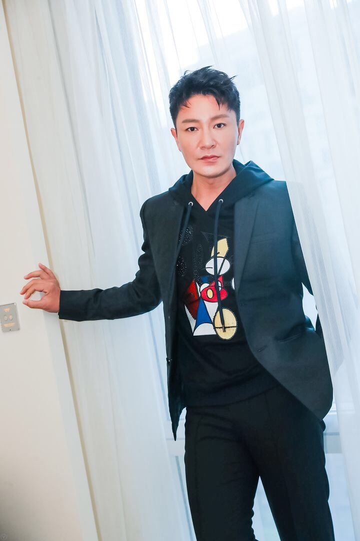 李宗翰亮相新品发布会 简约造型诠释时尚新理念