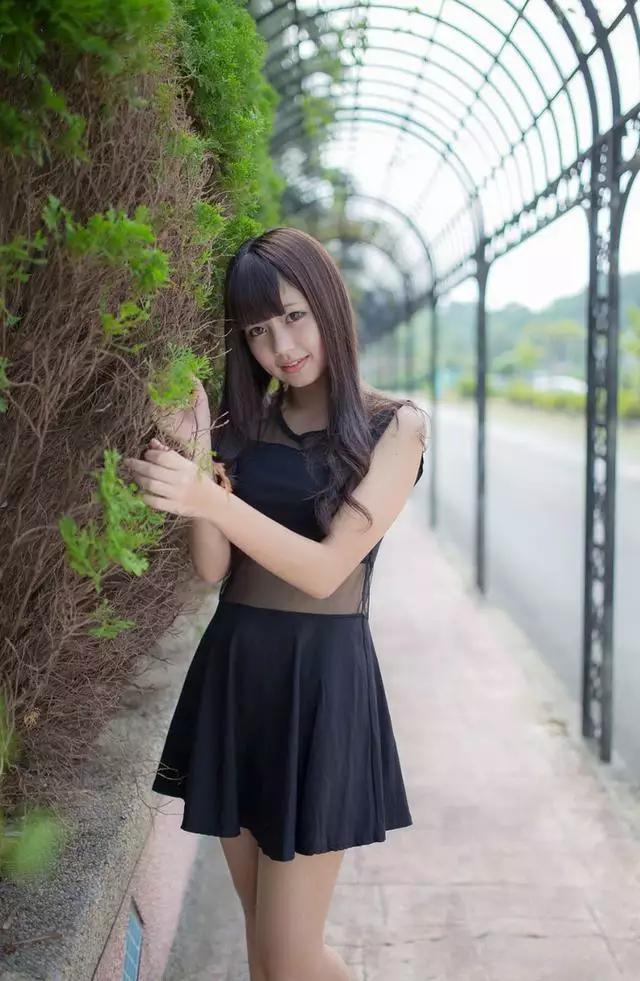 十七八的小姐姐，略显青涩，穿上肉色丝袜扮成熟?