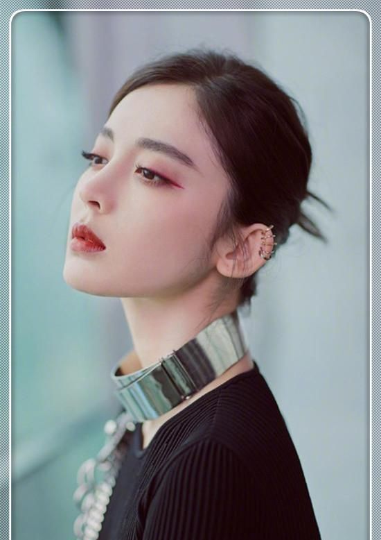 『 choker』戴choker脖子比超模还长，古力娜扎真优秀！长裙配短靴超美