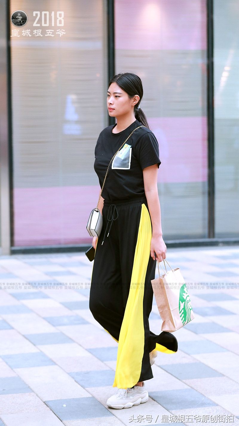 街拍:时髦美女们的装扮营造出了专属于这个夏日的清新感