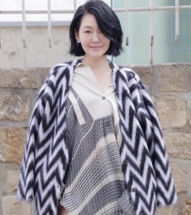  『长款外套』小S穿衣搭配真胆大，不对称上衣外套配高筒靴时髦洋气，魅力十足