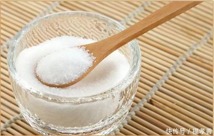 早晨洗脸水中加点它，60岁不长斑和皱纹！