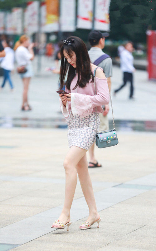 街拍路人，高跟鞋最经典的搭配参考，让你诠释时尚的魅力