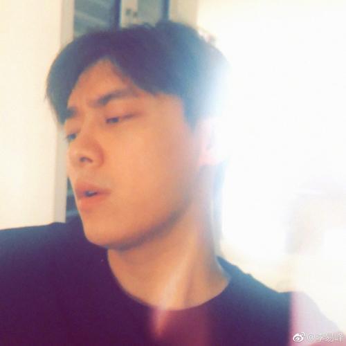 李易峰调皮自侃回应发胖传闻：幸好我有质量