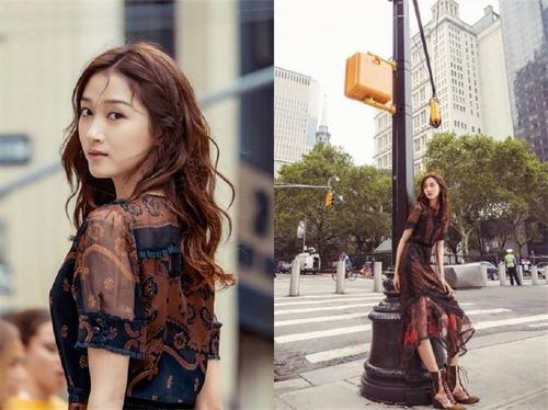 关晓彤长脸了，和傻脸娜合影气场不输，撞衫金智秀更胜一筹！