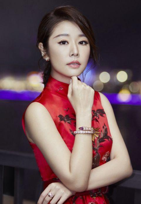 42岁的林心如，穿红色的中国风裙子像22岁，网友：真好看啊！
