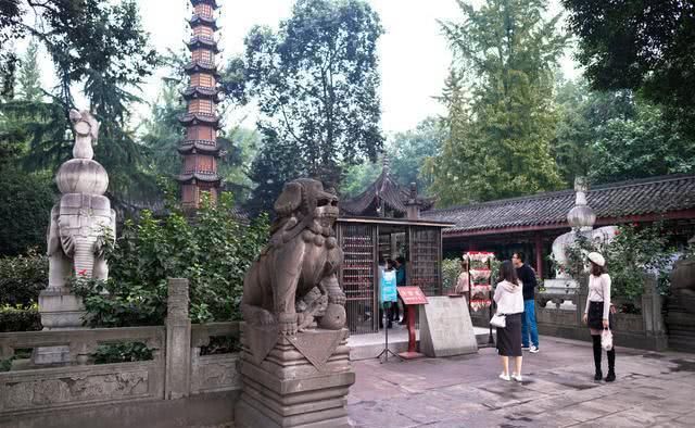 为什么外地人喜欢去“网红城市”成都旅游？游客：成都包容